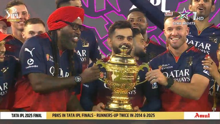 आईपीएल ट्रॉफी लेते वक़्त कोहली के साथ गेल और डिविलयर्स क्यों खड़े थे ?