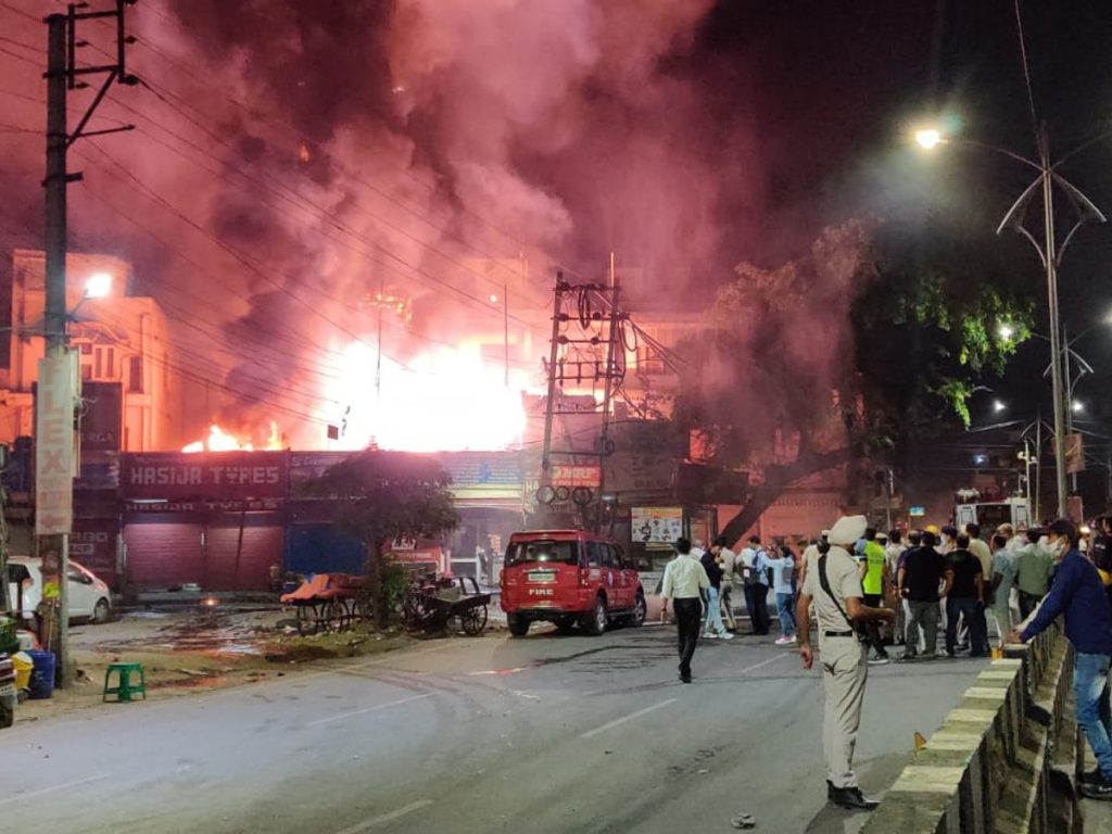 सदर बाजार में भीषण आग: दमकल की कई गाड़ियां मौके पर, राहत-बचाव कार्य जारी